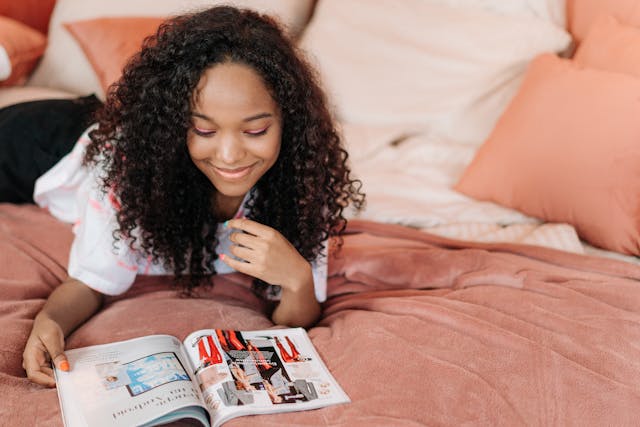 Ragazza adolescente sul letto